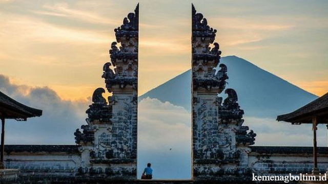 Pesona Belahan Mahameru Jambudwipa di Pura Lempuyang Bali