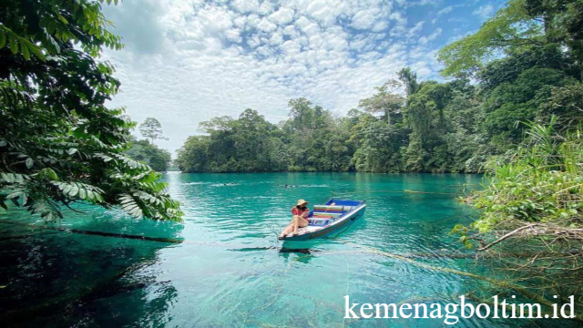 Labuan Cermin: Danau Dua Rasa dengan Pesona Alam Eksotis